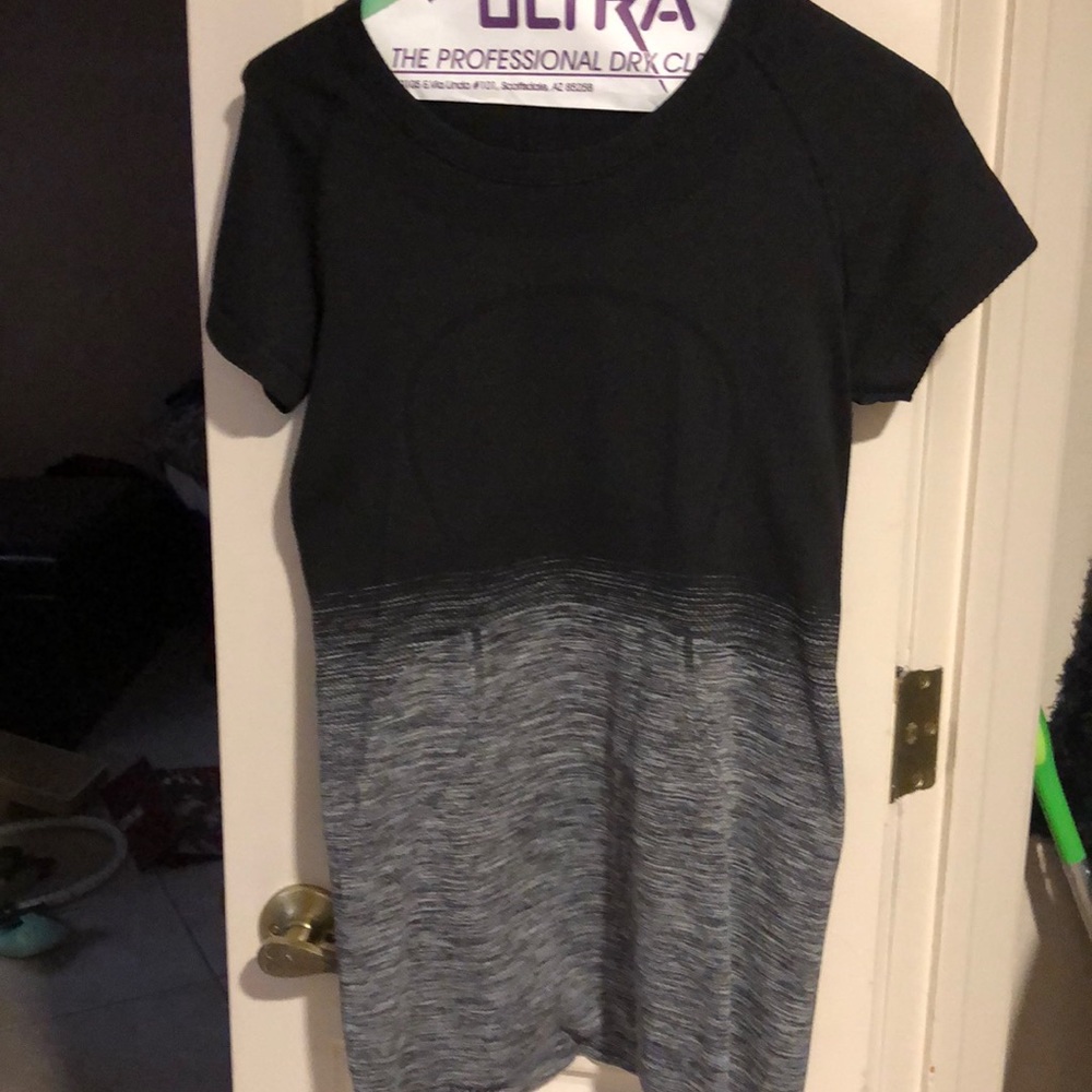 Lululemon tee